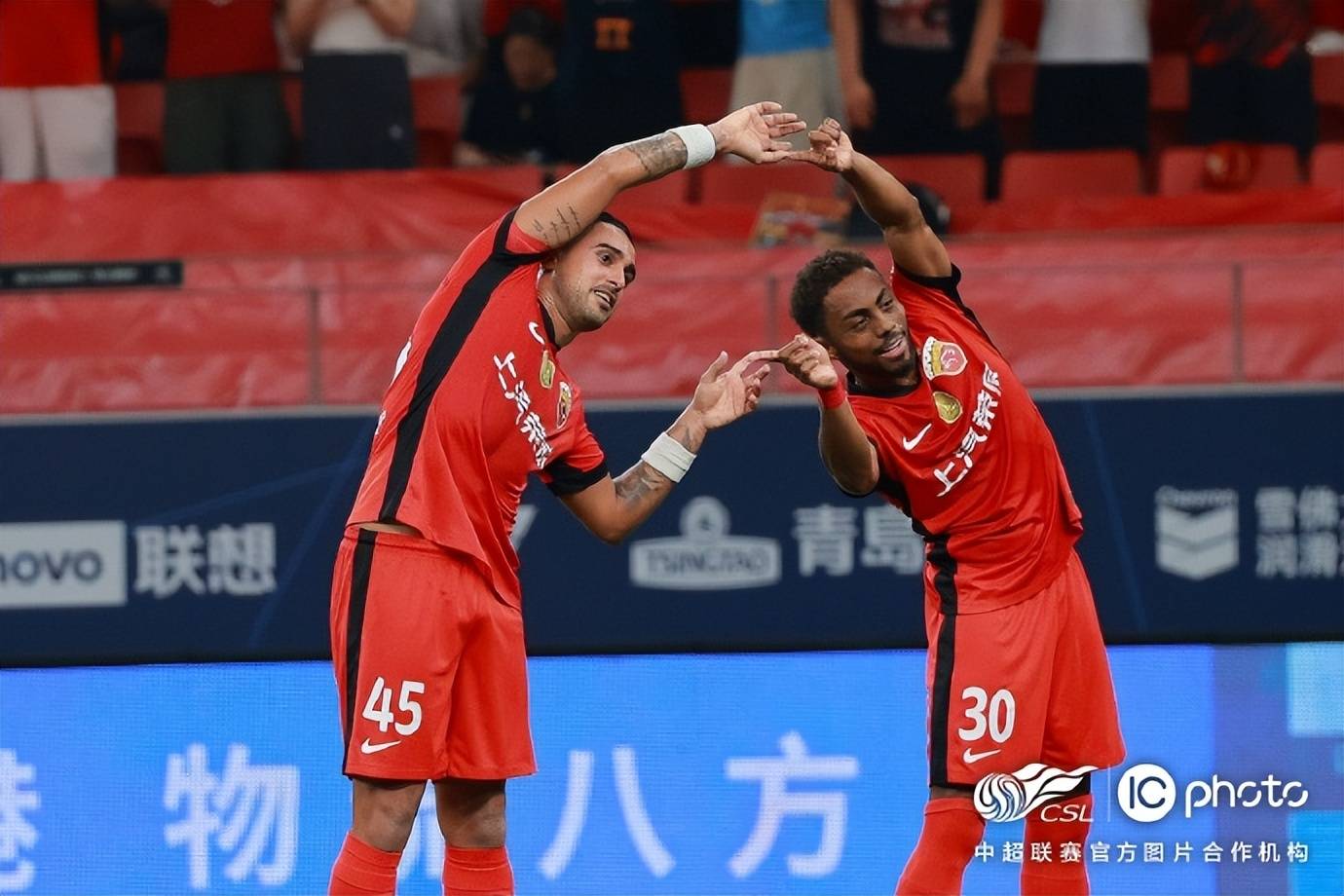 关于国王杯转会期再迎强敌;上海海港防线松动;主帅态度——态度坚定;阵容厚度经受考验的信息 关于国王杯转会期再迎强敌;上海海港防线松动;主帅态度——态度坚定;阵容厚度经受考验的信息