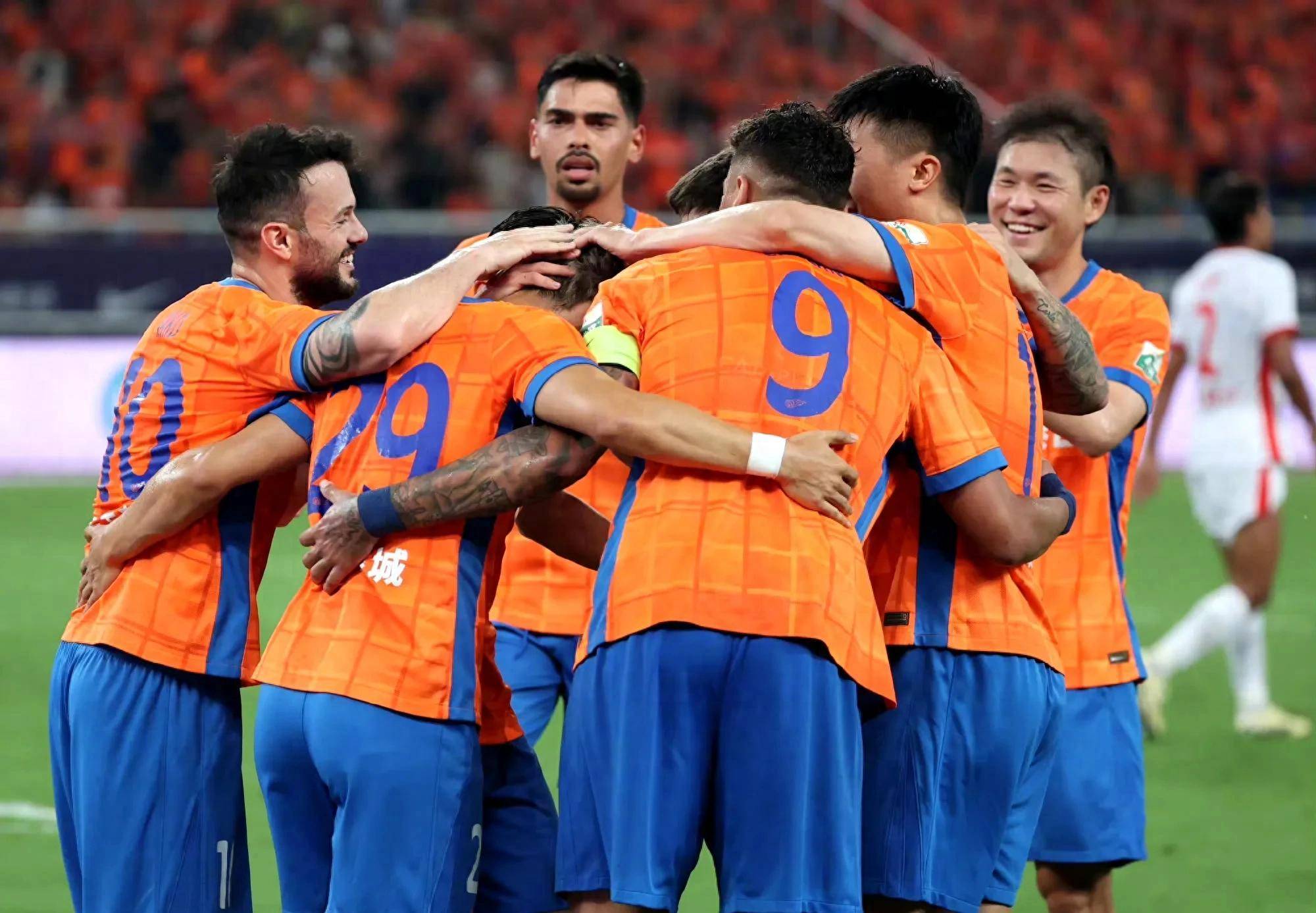 九游体育-国际比赛日足总杯焦点战，山东泰山止住颓势，质疑声仍在，团队化学反应显著(一场精彩的足球比赛400字)