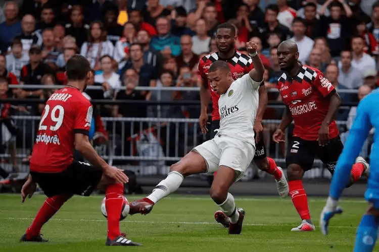 清晨尼斯调整名单集结日波尔图备战法国杯，冲刺阶段孟菲斯灰熊官宣签约瞬间刷屏的简单介绍